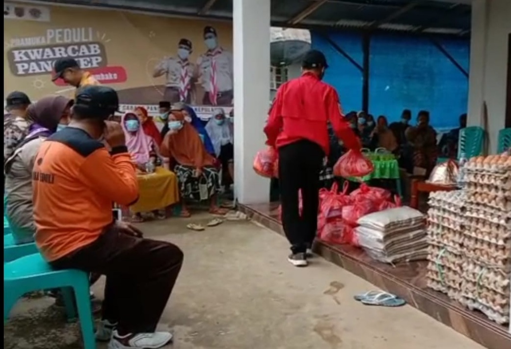 Ringankan Beban Warga, Ketua Kwarcab Pangkep Bagikan Sembako