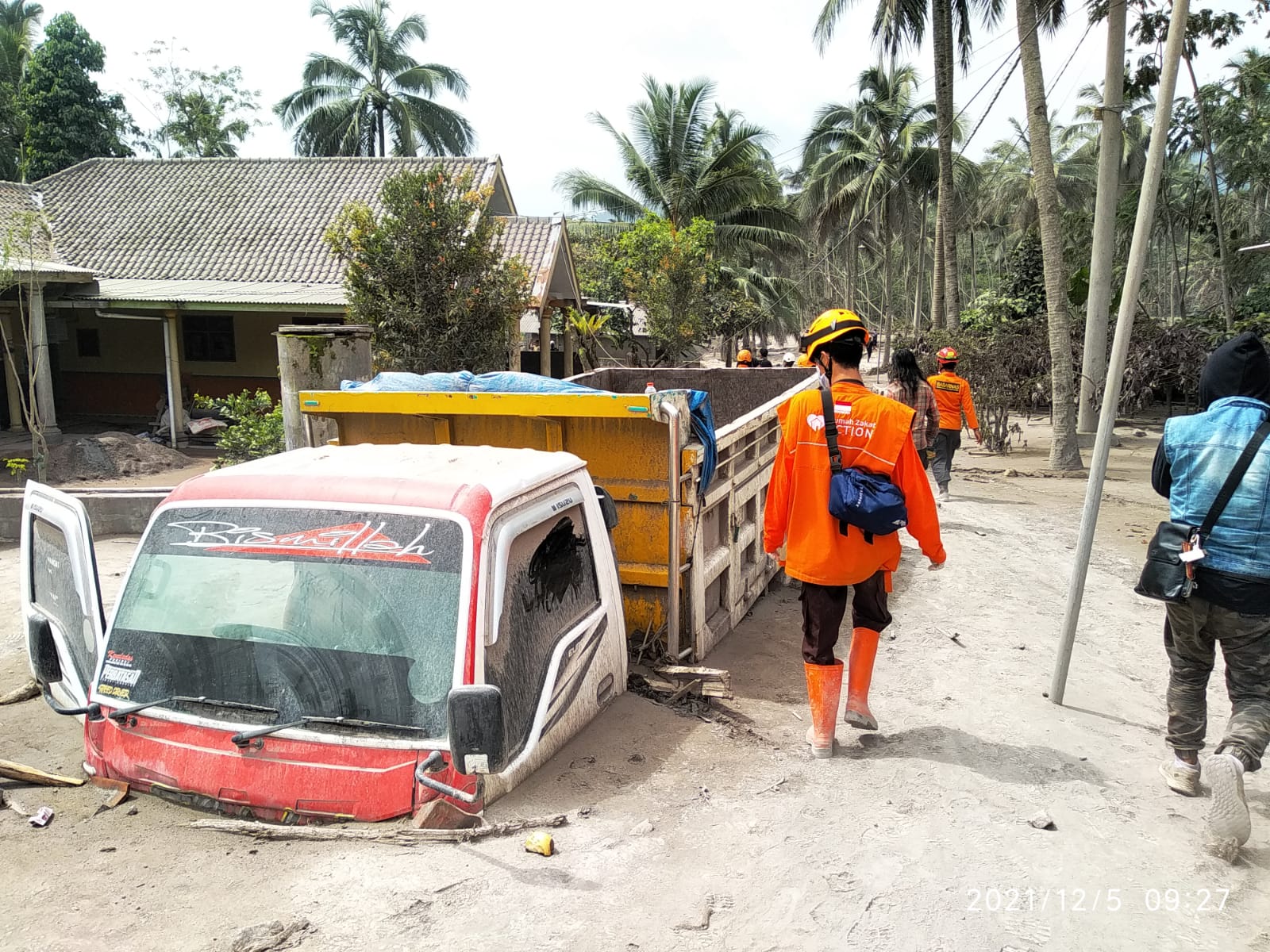 Rumah Zakat Dirikan Dua Pos Bantuan untuk Penyintas Erupsi Gunung Semeru