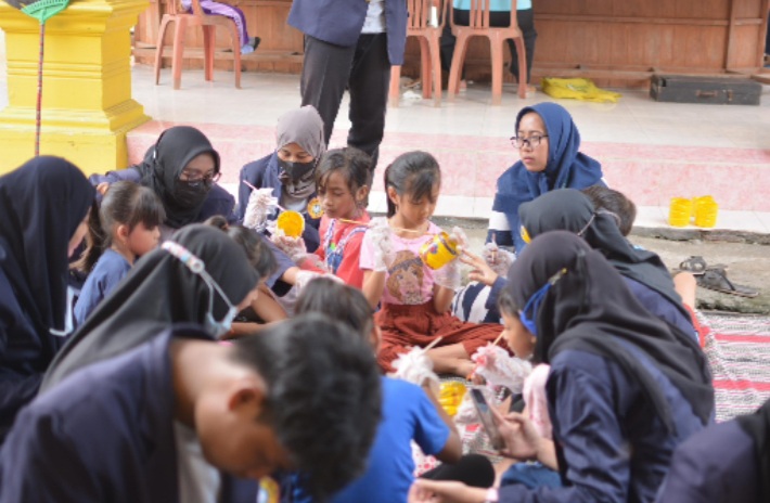 Pengabdian Masyarakat UTM Mengajak Anak Manfaatkan Barang Bekas Sebagai Media Tanaman