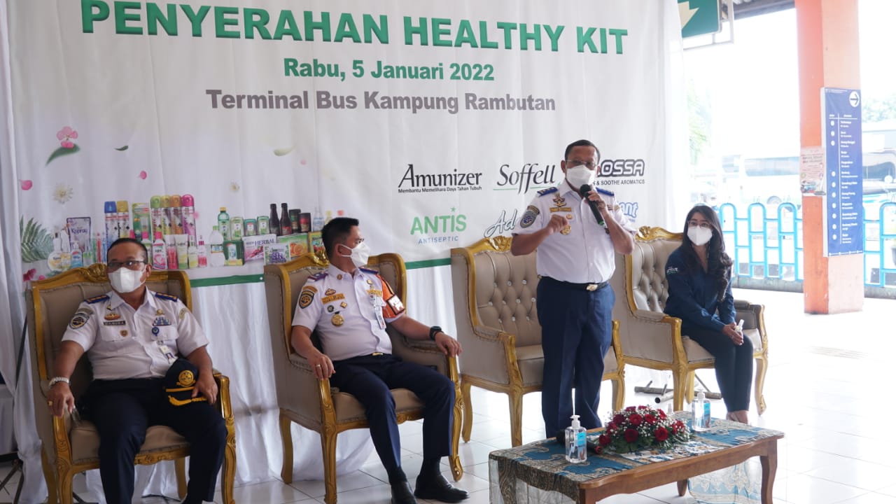 Tingkatkan Prokes di Simpul Transportasi Kemenhub Bagikan 10.000 Paket Health Care Gratis