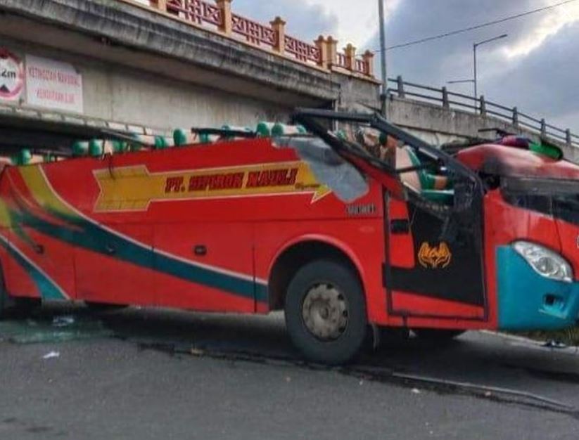 Bus Tabrak Flyover Simpang Lapan, Sopir Langsung Kabur