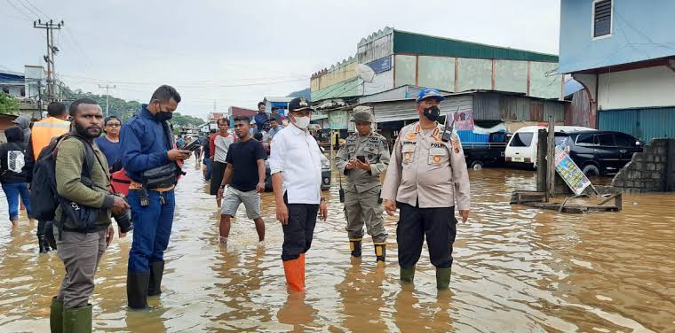 Aparat Gabungan TNI-Polri dan Basarnas Evakuasi Korban Banjir dan Longsor Papua