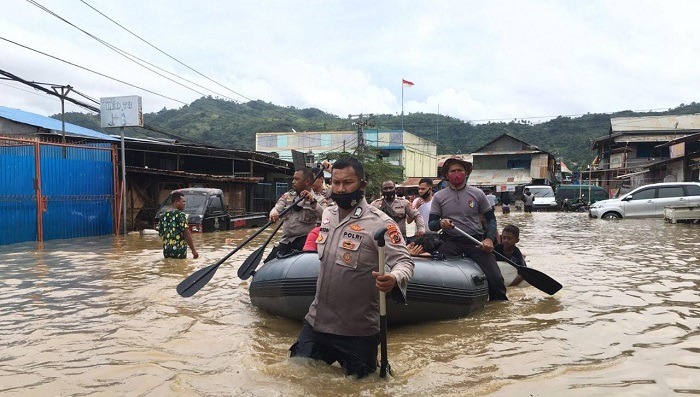 Polda Papua Kerahkan 380 Personel Bantu Penaganan Banjir dan Longsor di Jayapura