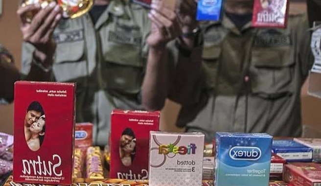 Satpol PP Makassar Razia Kondom Di Sejumlah Minimarket