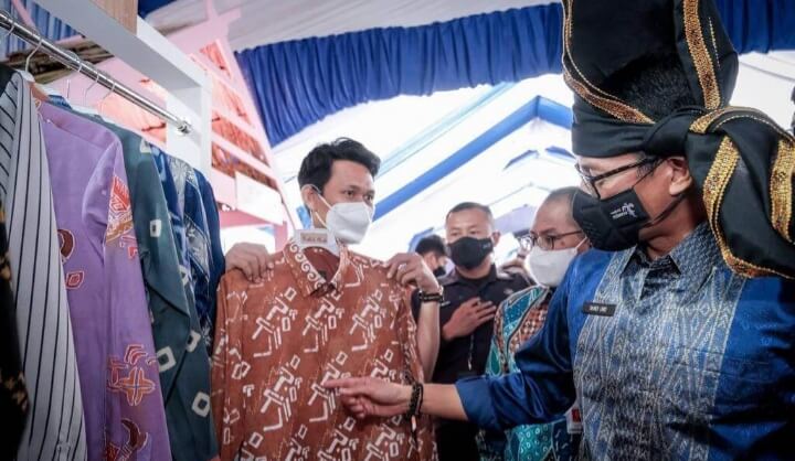 Sandiaga Uno, Beli dan Pakai Produk Lokal