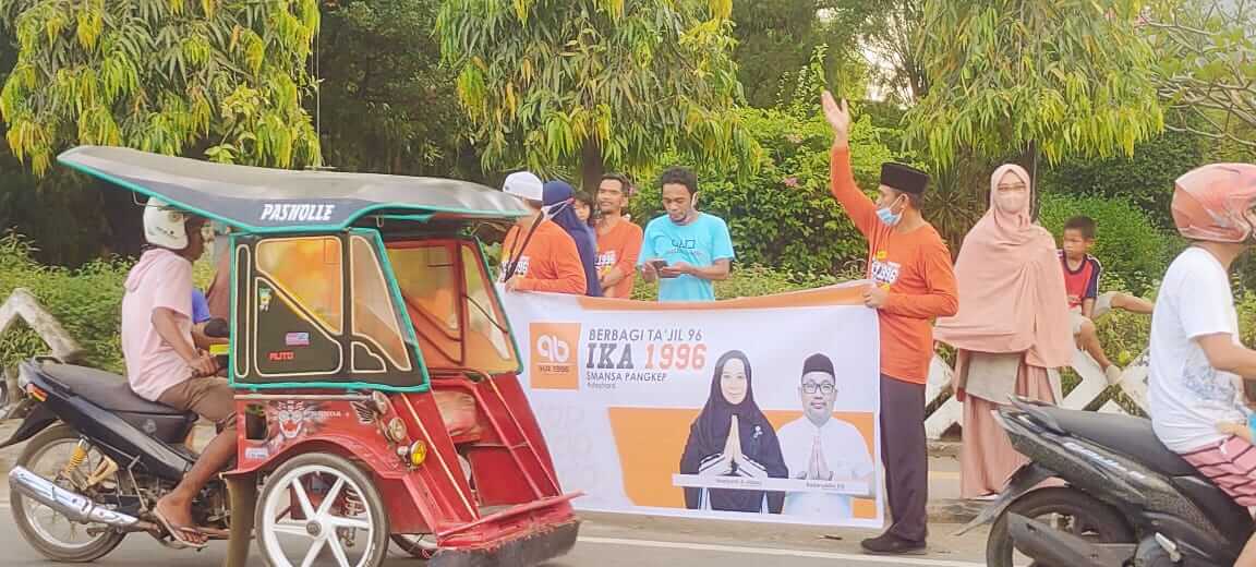 Alumni IKA Smansa Pangkep Angkatan 96 Berbagi Takjil
