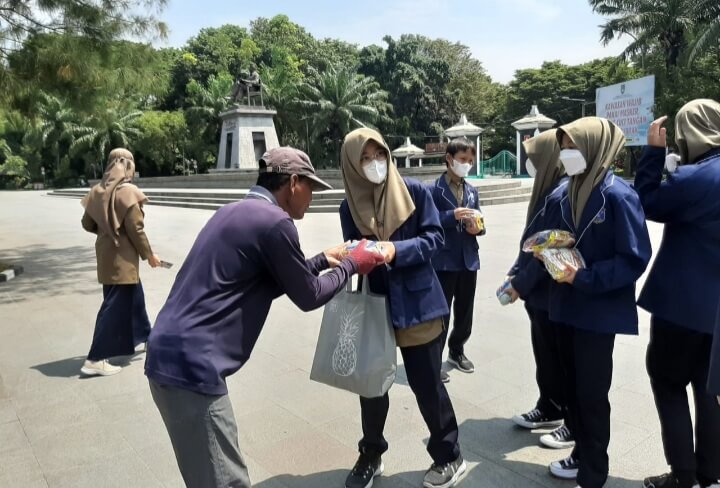 Sambut Ramadan 1443 H, Siswa SMP Muhammadiyah PK Solo Bagikan Paket Sahur