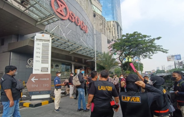 Tim Labfor Polda Jatim Olah TKP di Tunjungan Plaza