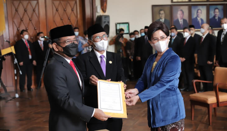 Prof Ova Emilia Dilantik Jadi Rektor UGM 2022-2027