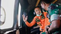 Gubernur Sulsel Pakai Super Puma Cari Korban KM Ladang Pertiwi 02