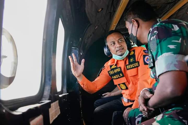 Gubernur Sulsel Pakai Super Puma Cari Korban KM Ladang Pertiwi 02