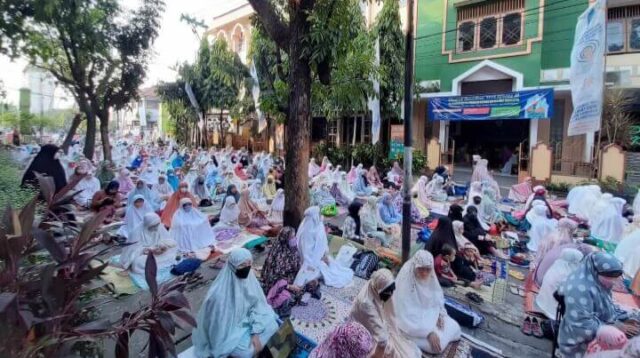 Jamaah shalat Idul Fitri 1443 H membludak di Masjid Kottabarat Solo