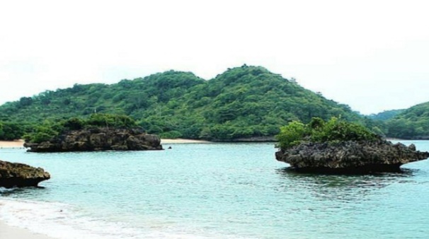 Pesona Pantai Teluk Asmara