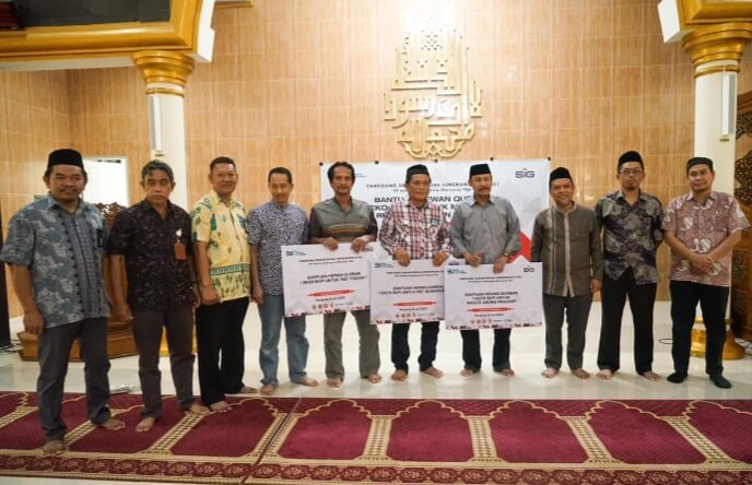 PT Semen Tonasa Salurkan Bantuan 30 Hewan Qurban untuk Warga
