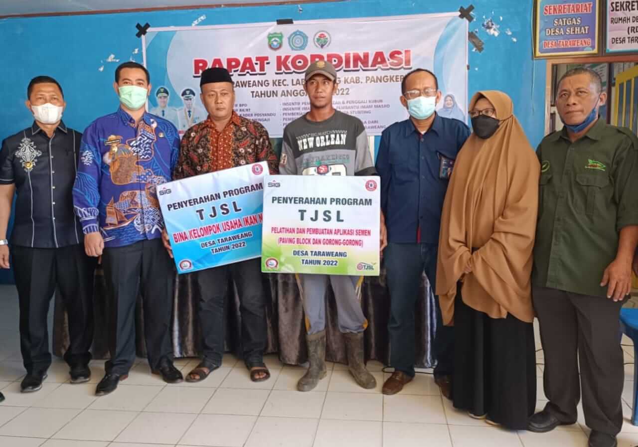 Berdayakan Ekonomi Masyarakat. PT Semen Tonasa Serahkan Bantuan Bibit Ikan Nila dan Mesin Paving Block