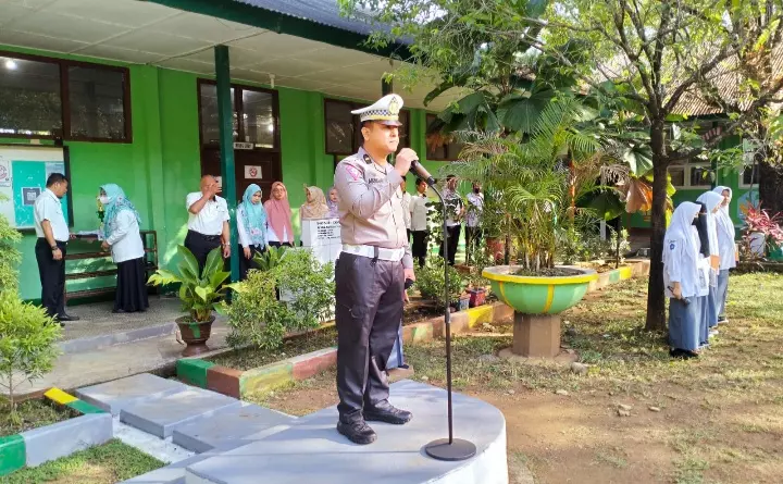 Jadi Pembina Upacara, Kanit Kamseltibcarlantas Edukasi Pelajar Tertib Berlalu Lintas