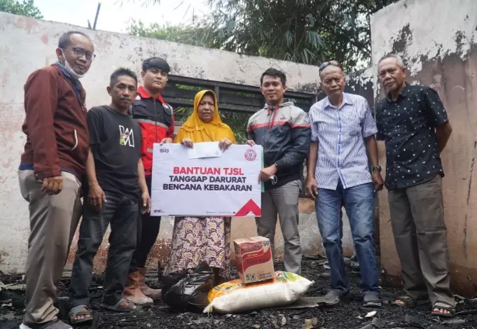 PT Semen Tonasa Berikan Bantuan Korban Kebakaran di Samalewa