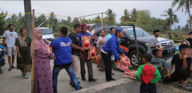 Dampak Kenaikan BBM, Relawan Pangkep Bangkit Bagikan Beras Ke Warga