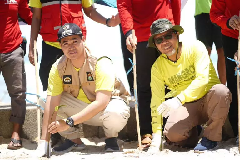 PT Semen Tonasa Tanam 150 Ribu Mangrove dan Gerakan Bersih Sampah Plastik di Pulau