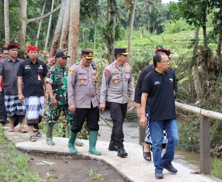 Tanggap Bencana, Kapolda Bali Bersama Gubernur Tinjau Lokasi Bencana di Tabanan