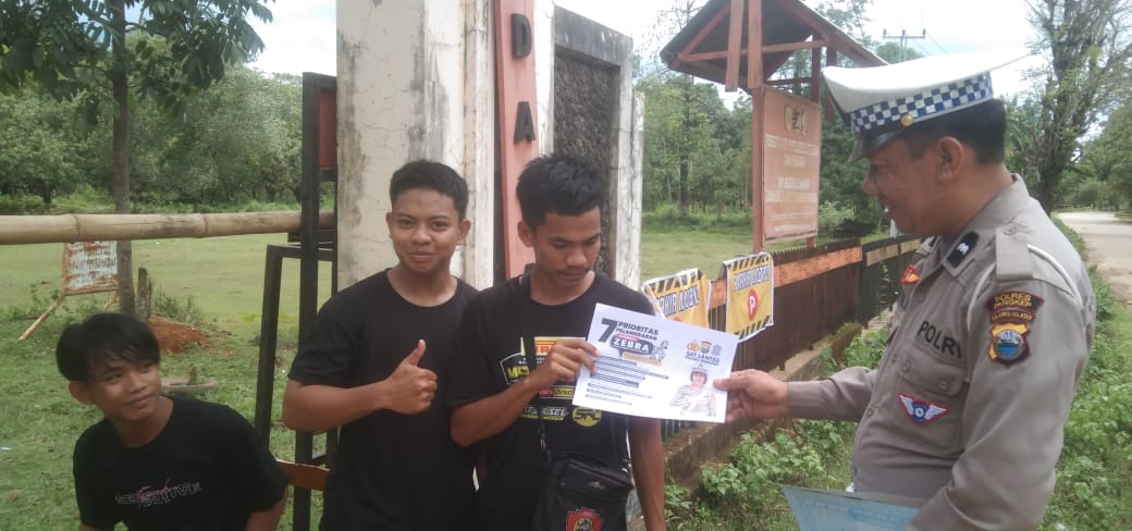 Hari Keenam Ops Zebra, Sat Lantas Bagikan Pamflet di Sirkuit
