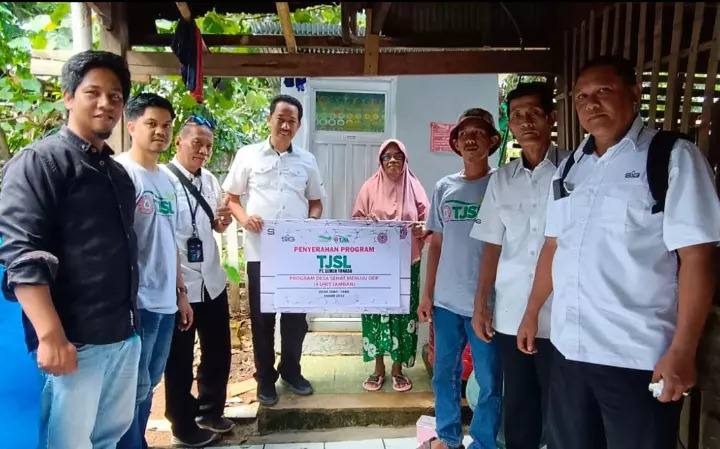 Semen Tonasa Serahkan Bantuan Jamban Sehat