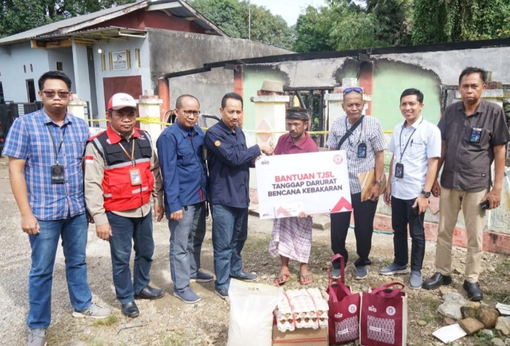 Korban Kebakaran di Kampung Saile Terima Bantuan dari PT Semen Tonasa