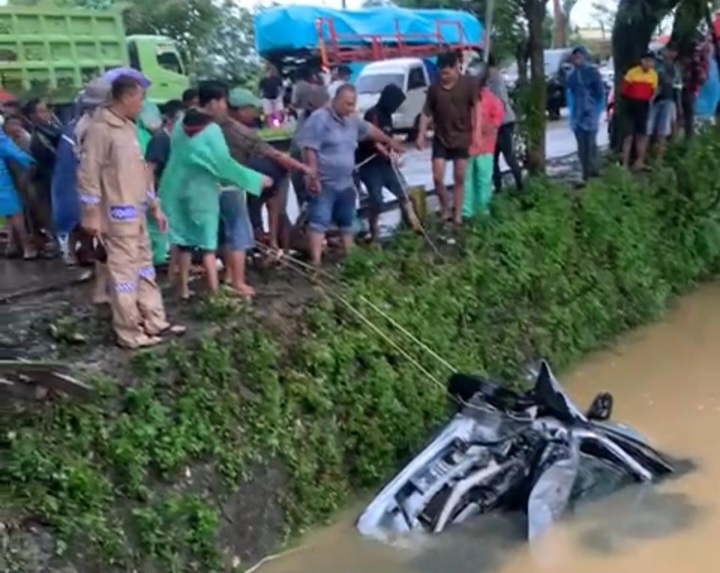 Mobil asal Toraja Tercebur Sungai di Pangkep, 5 Orang Meninggal