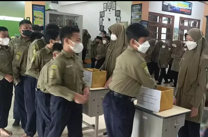 Siswa SMP Muhammadiyah PK Solo Aksi Penggalangan Dana untuk Gempa Turki dan Banjir Solo Raya
