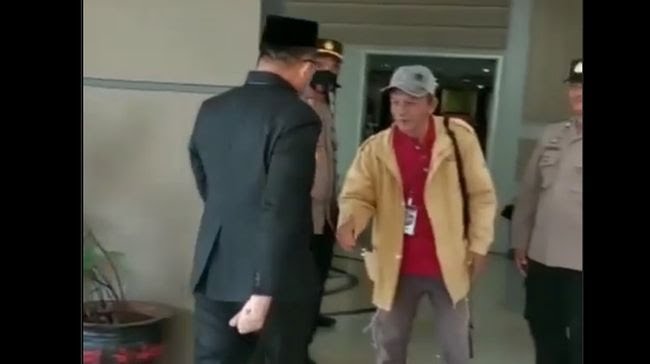 Viral Ketua DPRD Luwu Timur Cuekin Warga untuk Jabat Tangan