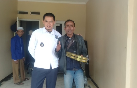VIRAL!!! Kepala Desa Cirenghas Bagi-Bagi THR kepada Warga dan Awak Media