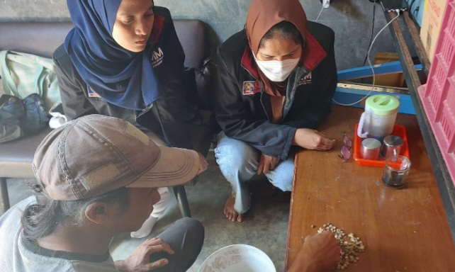 PMM KKN UMM 69 Kenalkan Kopi Desa Bocek di Media Sosial