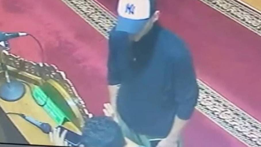 Polisi Hentikan Proses Hukum WNA Australia yang Meludahi Imam Masjid