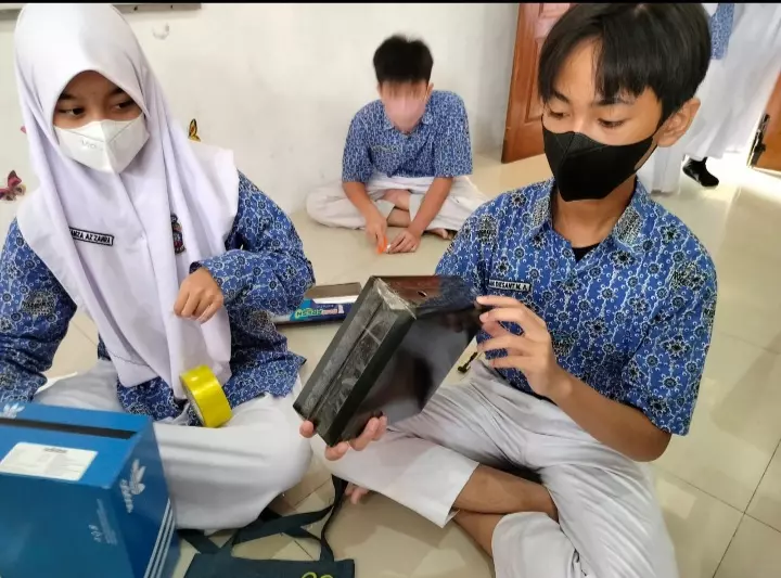 Jelang Gerhana Matahari, Siswa SMP Muhammadiyah PK Solo Membuat Pinhole dari Kardus Berkas