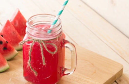 Jus Semangka Dingin yang Menyegarkan