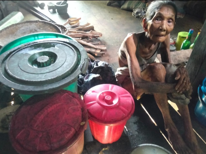 Prihatin Nenek Kude Tinggal Sendirian di Gubuk Reok di Pinggir Sungai Pangkep