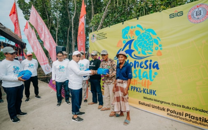 PT Semen Tonasa Salurkan Bantuan Tali Pengikat Rumput Laut Kepada Kelompok Budidaya di Desa Bulu Cindea