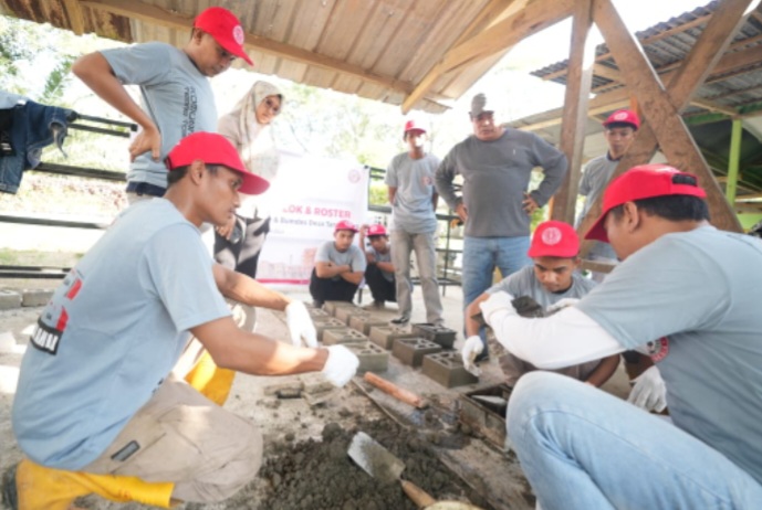 Pemberdayaan Masyarakat Desa Melalui Pelatihan Pembuatan Paving Block dan Roster oleh Semen Tonasa