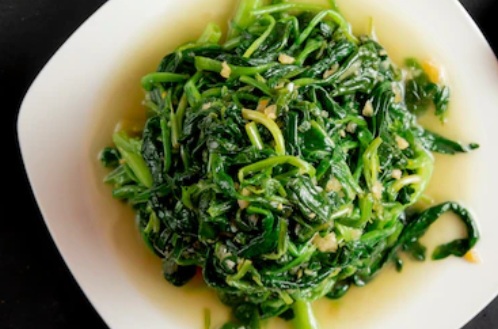 Tumis Kangkung Bawang Putih yang Pedas