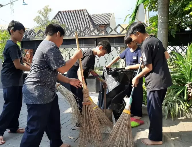 Peringati World Clean Up Day 2023, SMP Muhammadiyah Kottabarat Surakarta Bergerak Bersama