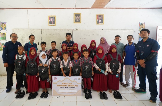 UPZ PT Semen Tonasa Sumbangkan Perlengkapan Sekolah