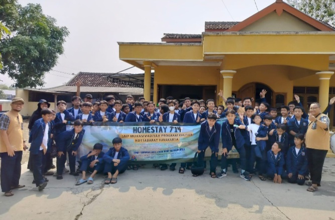 Belajar Kearifan Lokal, Siswa SMP Muhammadiyah PK Home Stay di Desa