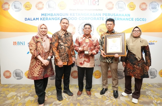 Semen Tonasa Raih Indonesia Trusted Companies Award pada GCG Award 2023