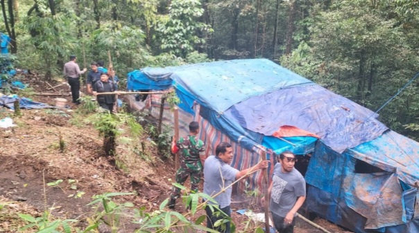 TNI-Polri Ratakan Gubuk Narkoba dan Judi
