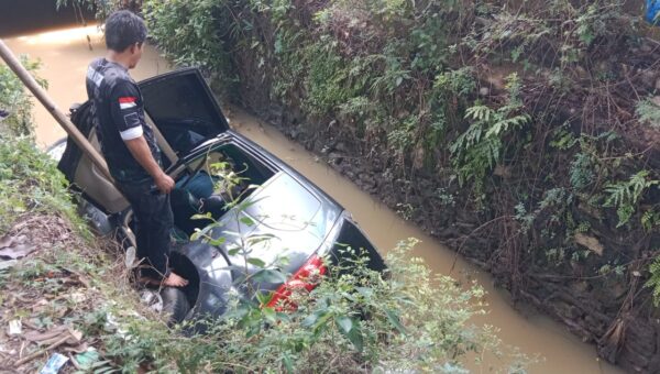 Naas Minibus Tabrak Tembok Pertamina Bungoro Langsung Masuk Parit