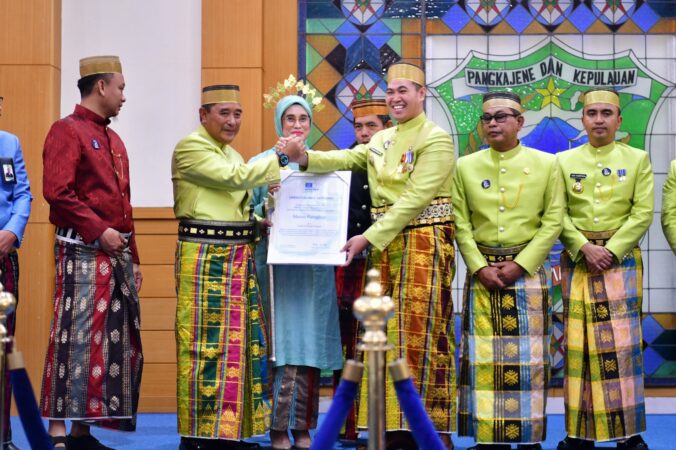 HUT Ke-64 Pangkep, Pj Gubernur Sulsel Serahkan Bantuan