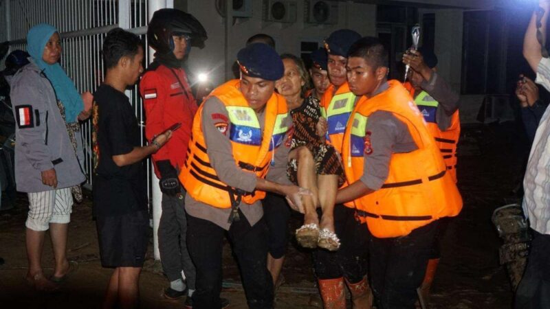 Banjir Kendari, Personel Polri-TNI Turun Tangan Evakuasi Warga