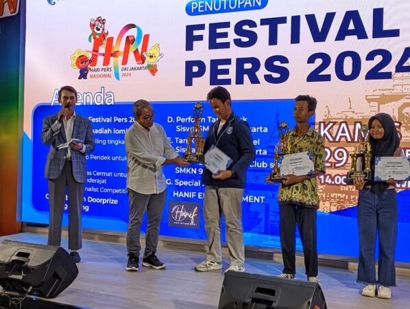 Siswa SMP Muhammadiyah PK Solo Terima Piala Juara 1 Lomba Story Telling di Monpers