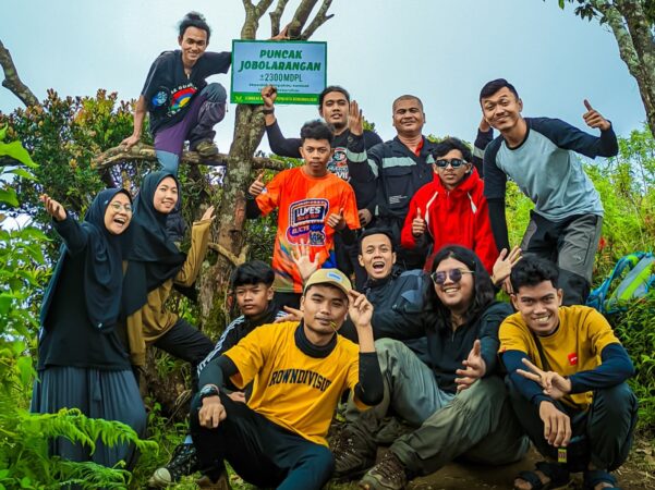 Sambut Musycab, PCPM Kota Bengawan Kibarkan Bendera di Lima Puncak Lereng Lawu