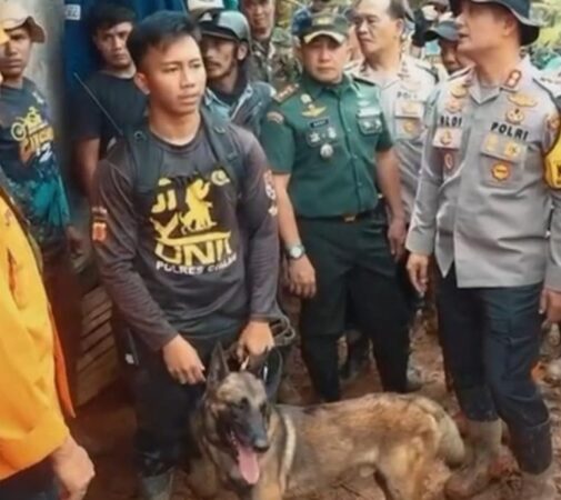 Tim K-9 Polda Jabar Dikerahkan Cari Korban Longsor di Desa Gintung